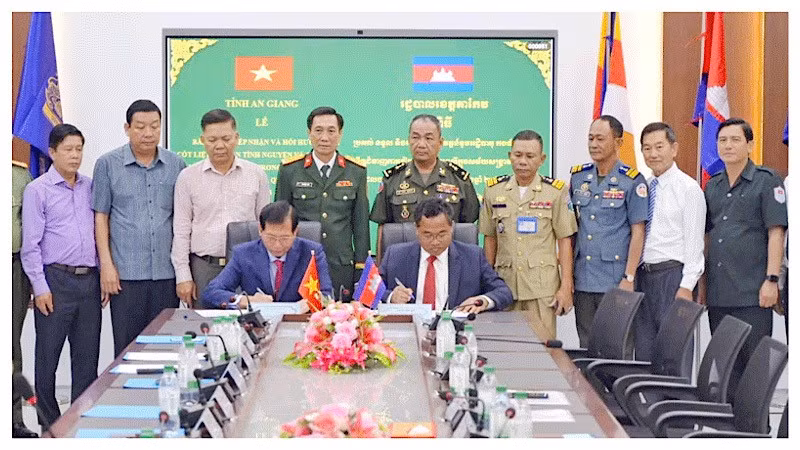 Ban chuyên trách hai tỉnh ký kết biên bản bàn giao, tiếp nhận hài cốt liệt sĩ. (Ảnh: PHƯƠNG VŨ)