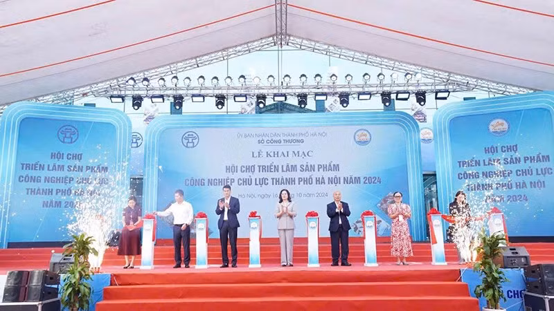 Nghi lễ cắt băng khai mạc hội chợ.
