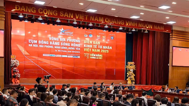 Quang cảnh phiên đối thoại địa phương thứ 8 tại cụm Đồng bằng sông Hồng của VPSF 2025.