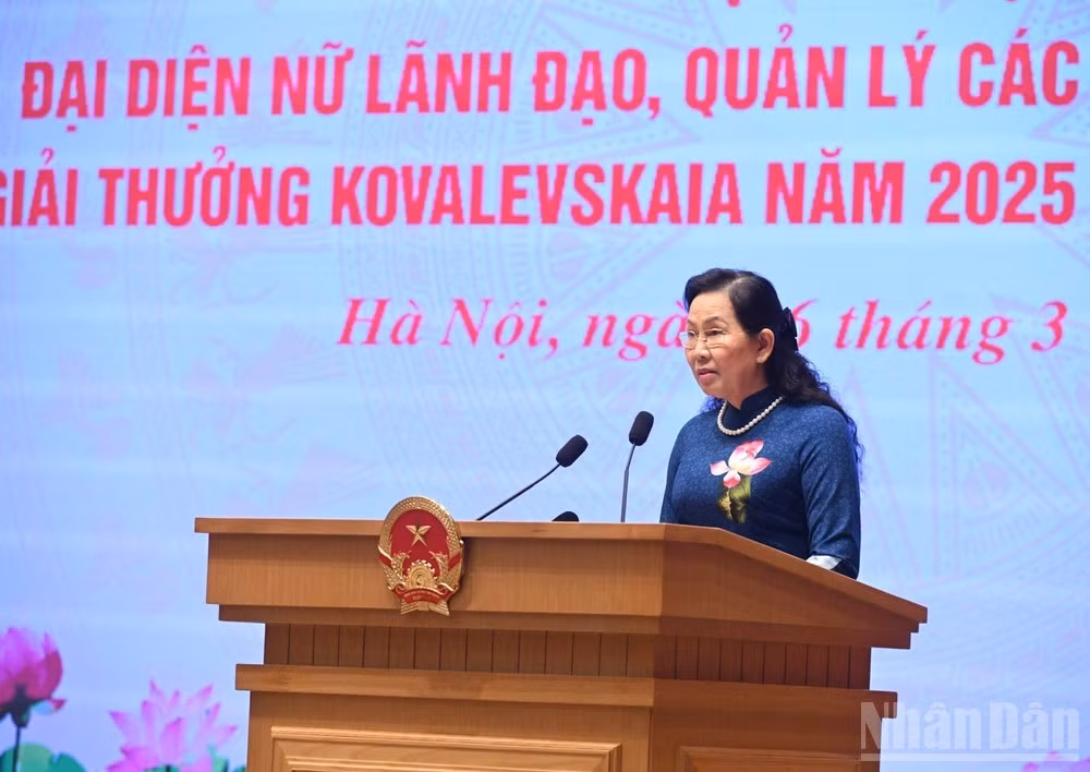 Đồng chí Lê Thị Thủy, Ủy viên Trung ương Đảng, Bí thư Đảng ủy Trung ương Hội Liên hiệp Phụ nữ Việt Nam phát biểu ý kiến tại buổi gặp mặt. (Ảnh: Trần Hải)