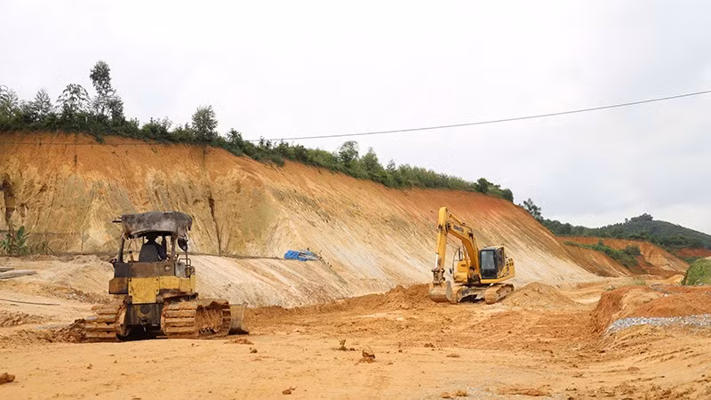 Công ty TNHH Hiệp Phú huy động máy móc, nhân công triển khai thi công gói thầu 08 tại khu vực đã được bàn giao mặt bằng.