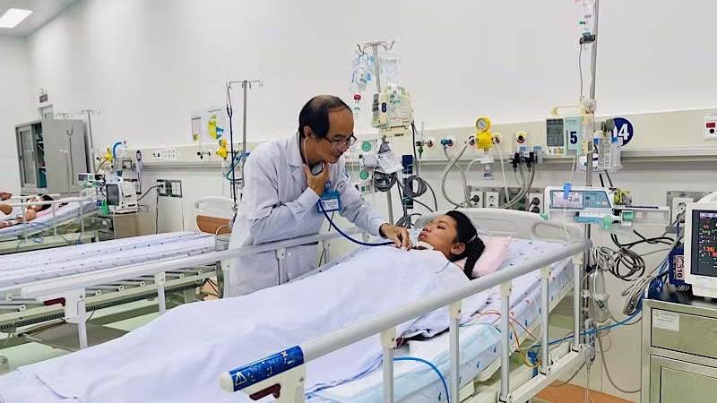 Phó Giáo sư, Tiến sĩ, bác sĩ Phạm Văn Quang, Trưởng khoa Hồi sức tích cực-Chống độc, Bệnh viện Nhi đồng 1 khám bệnh nhi nữ 12 tuổi từ Trà Vinh. (Ảnh: CHI MAI)