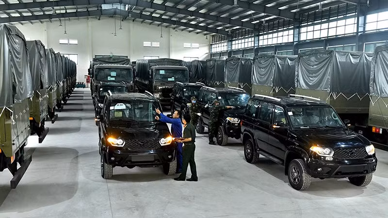Các chiến sĩ Kho J106 tiếp nhận, kiểm tra, bảo quản xe, máy tại đơn vị. (Ảnh ĐĂNG KHOA)