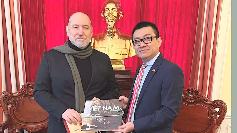 Đại sứ Vũ Lê Thái Hoàng tại buổi làm việc với ông Gunther Hopfgartner, Chủ tịch Đảng Cộng sản Áo.