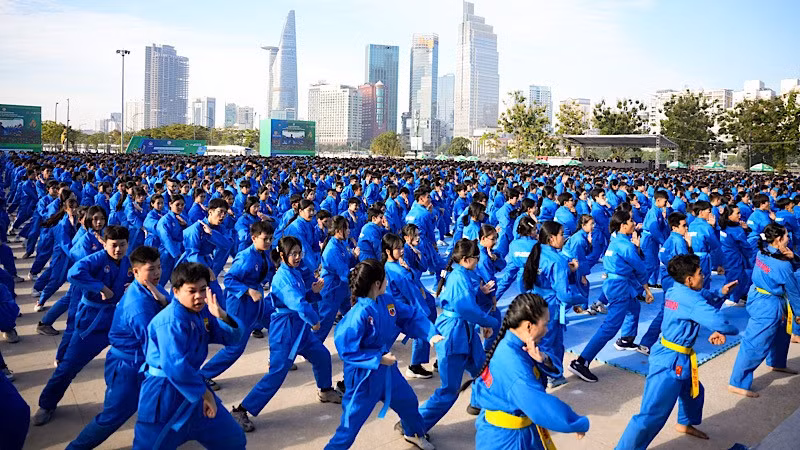 Chương trình đồng diễn võ nhạc Vovinam đầy tinh thần hào khí Việt của hơn 60.000 học sinh Thành phố Hồ Chí Minh.