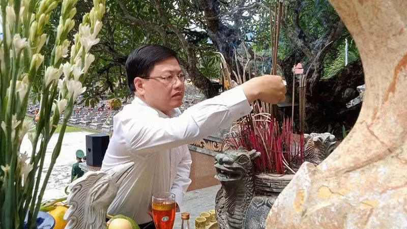 Lãnh đạo tỉnh Thanh Hóa dâng hương tưởng niệm liệt sĩ.