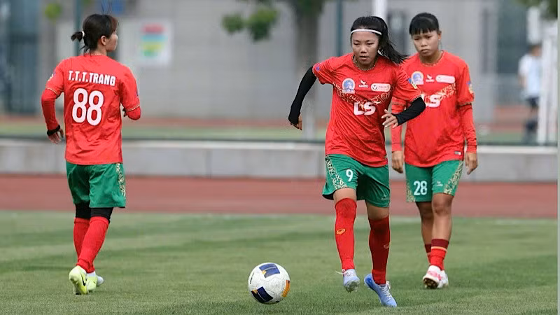Tiền đạo Huỳnh Như (giữa) mong có chính sách bảo hiểm thể thao chuyên biệt để cầu thủ yên tâm hơn trong quá trình tập luyện và thi đấu. 