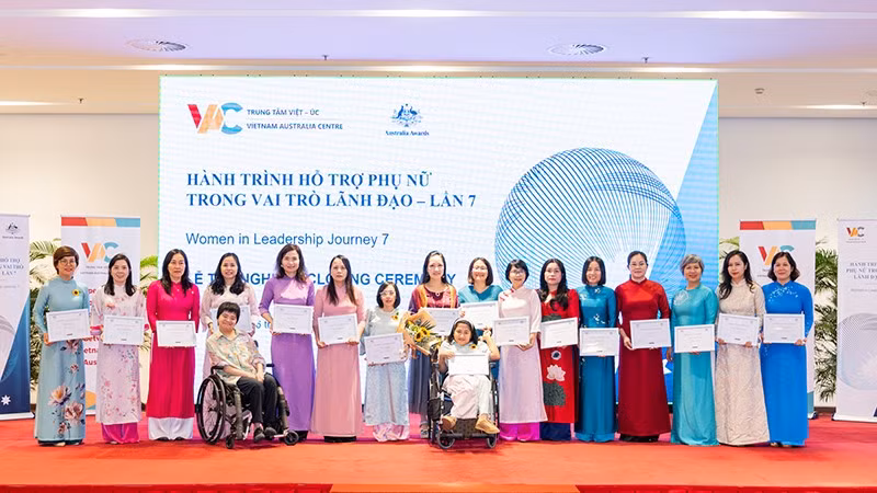 17 học viên của “Hành trình Hỗ trợ phụ nữ trong vai trò lãnh đạo” lần thứ 7 năm 2025 đã nhận chứng chỉ hoàn thành khóa học. (Ảnh: CTCC)