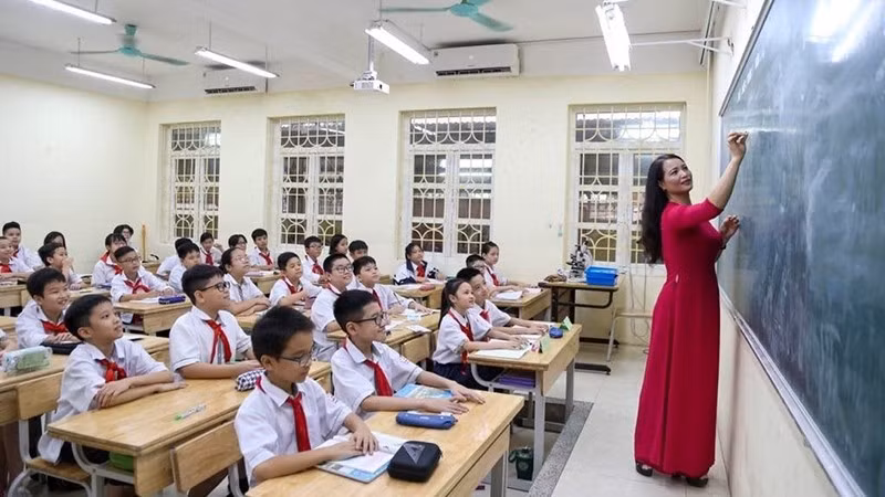 Giáo viên và học sinh Trường THCS Thăng Long, phường Ngọc Hà, Hà Nội. (Ảnh THẾ ĐẠI)