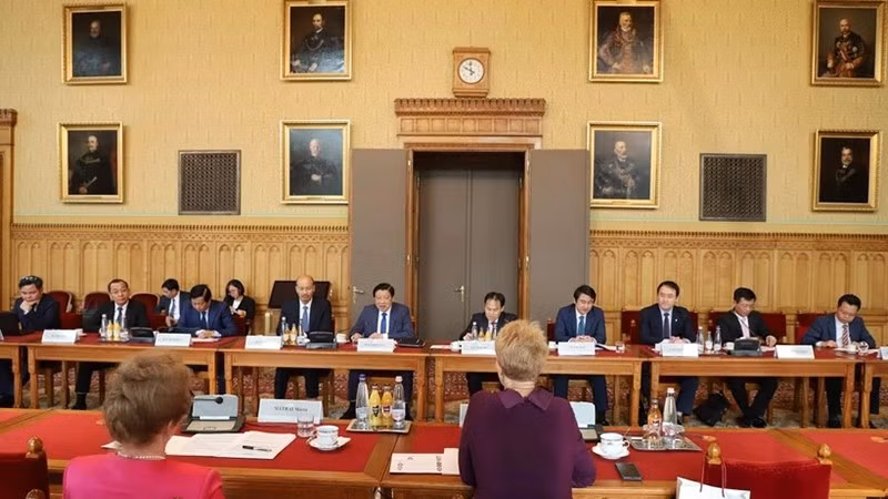 Đoàn đại biểu Đảng Cộng sản Việt Nam làm việc với Viện Kiểm sát tối cao Hungary. (Ảnh: TTXVN)