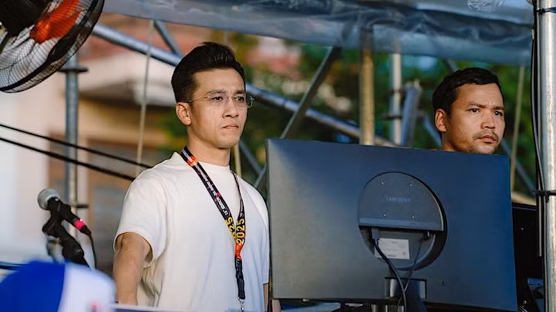 Nghệ sĩ Ưu tú Quang Hào, Giám đốc Nhà hát Trưng Vương sâu sát từng bước chuyển của các nghệ sĩ trên sâu khấu của DIFF 2025. (Ảnh: ĐÌNH TĂNG)