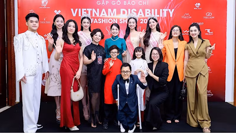 Các đại biểu, diễn giả và người mẫu tham gia chương trình.