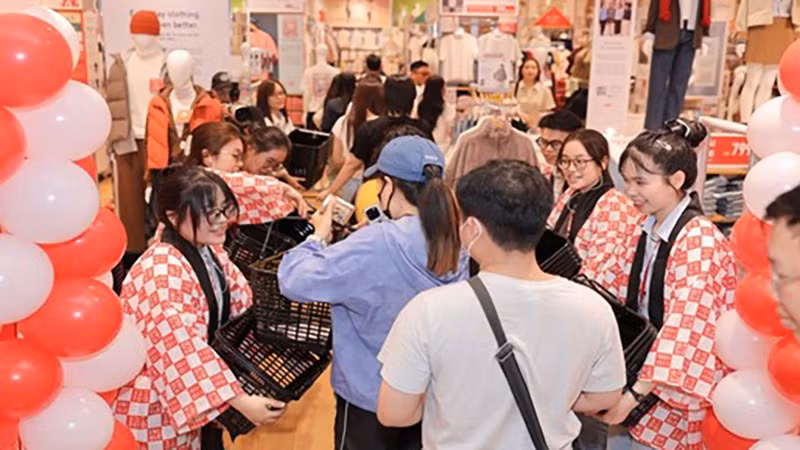 Tinh thần hiếu khách và tận tâm giúp UNIQLO chạm đến trái tim của khách hàng.
