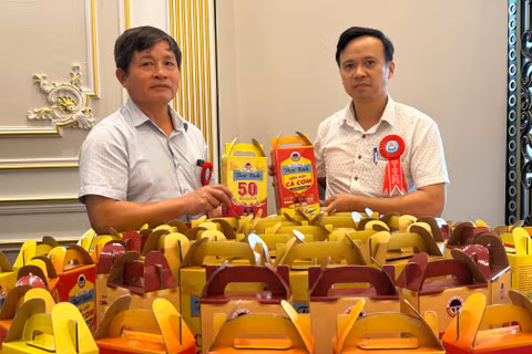 Nước mắm truyền thống đạt tiêu chuẩn 4 sao của tỉnh Hưng Yên được trưng bày tại Hội nghị Doanh nghiệp tỉnh Hưng Yên. (Ảnh: PHẠM HÀ)