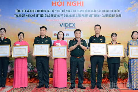 Trao bằng khen tặng các cá nhân có thành tích xuất sắc trong tổ chức và tham gia Hội chợ. (Ảnh: BỘ QUỐC PHÒNG)