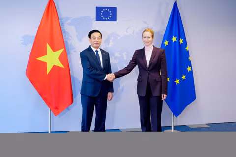 Đại tướng Phan Văn Giang, Ủy viên Bộ Chính trị, Phó Thủ tướng Chính phủ, Bộ trưởng Quốc phòng và Bà Kaja Kallas, Đại diện cấp cao về Chính sách đối ngoại và an ninh, Phó Chủ tịch Ủy ban Châu Âu. (Ảnh: BỘ QUỐC PHÒNG)