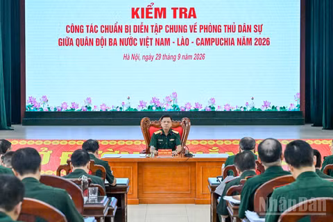 Thượng tướng Nguyễn Trường Thắng chủ trì cuộc kiểm tra. (Ảnh THẾ ĐẠI)