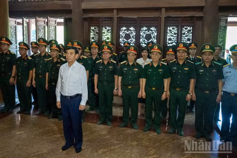 Các đại biểu tưởng nhớ Chủ tịch Hồ Chí Minh.