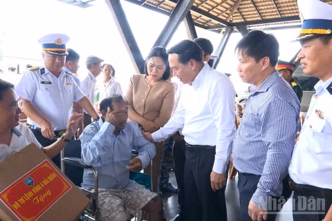 Đồng chí Hồ Xuân Trường, Ủy viên dự khuyết Trung ương Đảng, Phó Bí thư Thường trực Tỉnh ủy Khánh Hòa thăm hỏi các ngư dân.