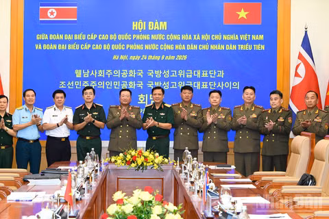 Thượng tướng Nguyễn Trường Thắng và Thượng tướng Ryo Chol Ung cùng các đại biểu hai đoàn. (Ảnh: THẾ ĐẠI)