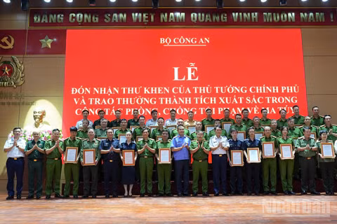 Các đại biểu và các tập thể và cá nhân được nhận Quyết định khen thưởng. (Ảnh: THẾ ĐẠI)