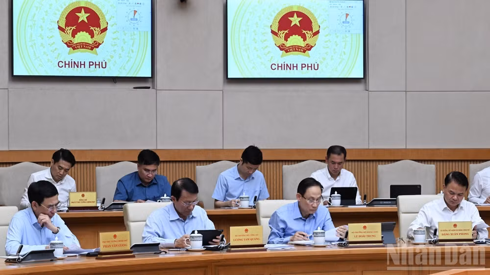 Các thành viên Chính phủ, đại biểu tham dự phiên họp. (Ảnh: TRẦN HẢI)