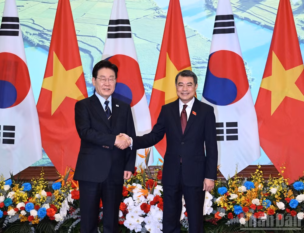 Thủ tướng Chính phủ Lê Minh Hưng và Tổng thống Hàn Quốc Lee Jae Myung. (Ảnh: Trần Hải)