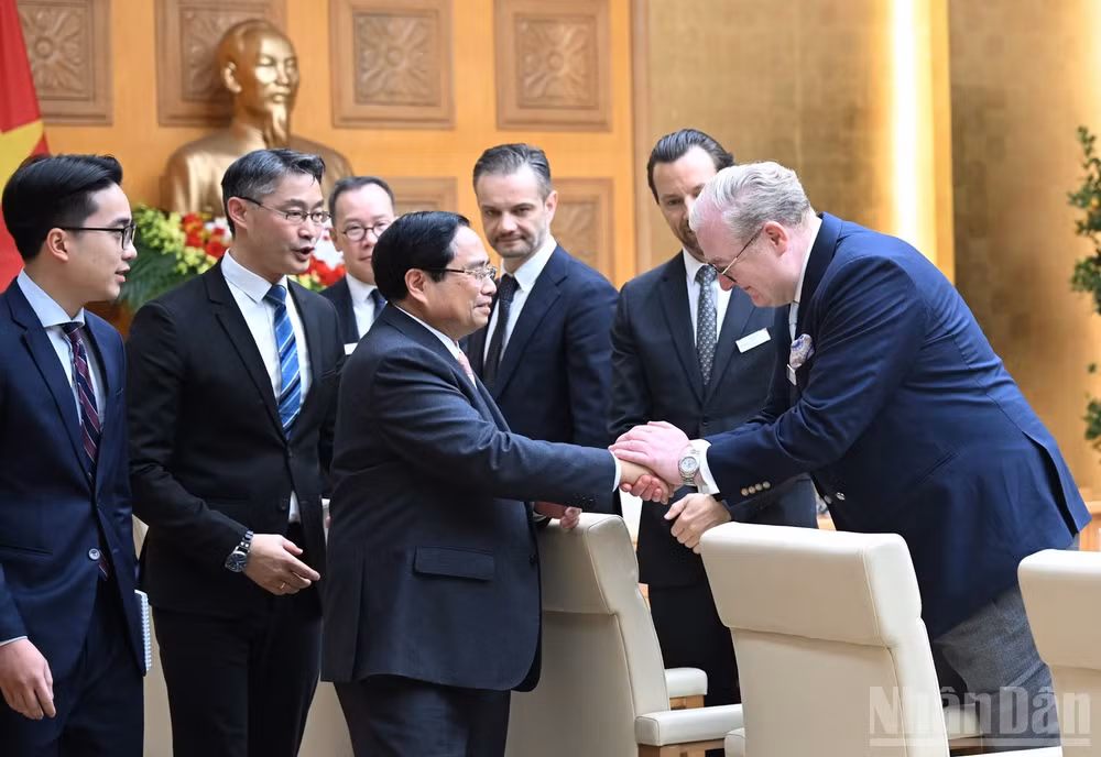 Thủ tướng Chính phủ Phạm Minh Chính với các doanh nghiệp của Thụy Sĩ và châu Âu. (Ảnh: TRẦN HẢI)