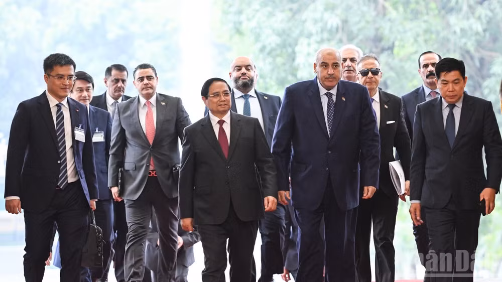 Thủ tướng Chính phủ Phạm Minh Chính nồng nhiệt chào đón Chủ tịch Hạ viện Jordan Mazen Turki El Qadi tại sảnh Trụ sở Chính phủ. (Ảnh: Trần Hải)