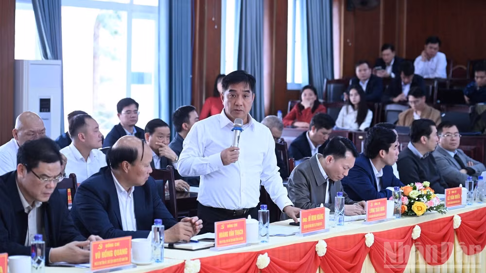 Lãnh đạo Tập đoàn Đèo Cả phát biểu ý kiến tại cuộc họp. (Ảnh: Trần Hải)