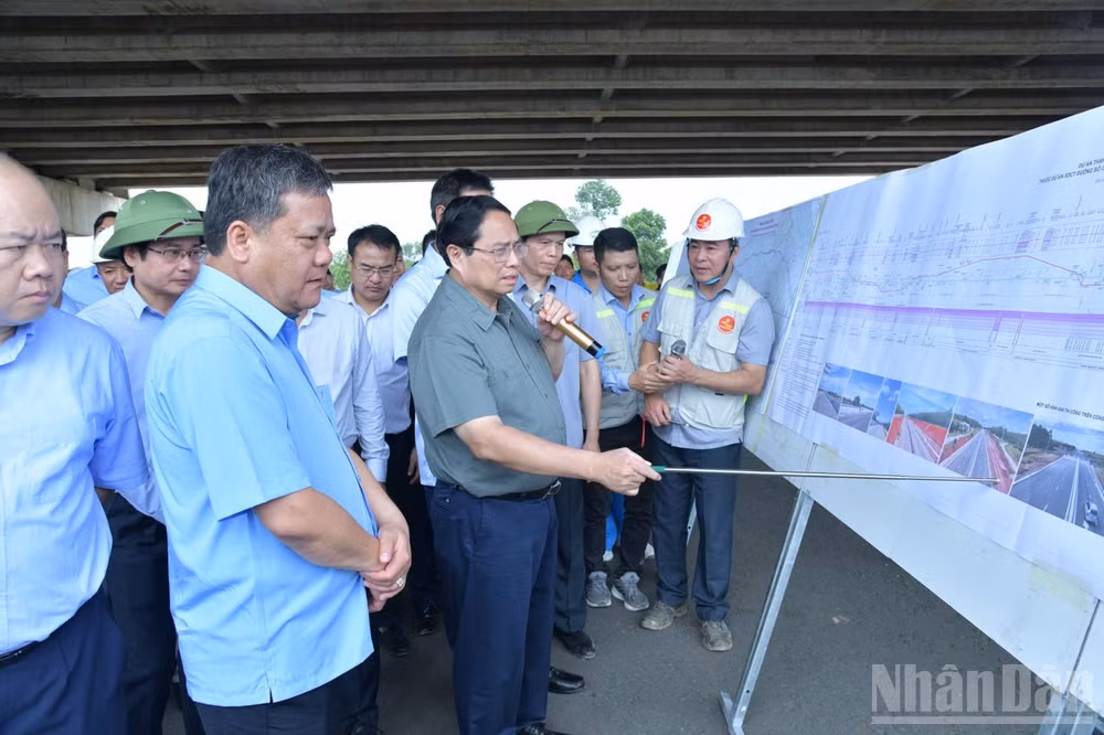 Thủ tướng Phạm Minh Chính cho ý kiến về tiến độ xây dựng đoạn tuyến cao tốc Vạn Ninh - Cam Lộ (Ảnh: Thanh Giang).