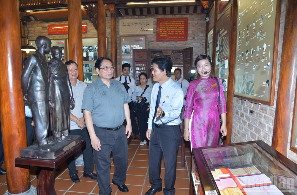 Thủ tướng Chính phủ Phạm Minh Chính thăm và dâng hương tại Bảo tàng Đại tướng Nguyễn Chí Thanh. (Ảnh: THANH GIANG)