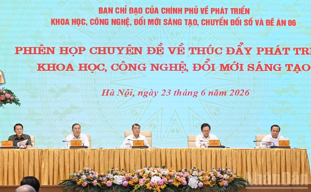 Thủ tướng Chính phủ Lê Minh Hưng và các đồng chí lãnh đạo điều hành phiên họp. (Ảnh: TRẦN HẢI)