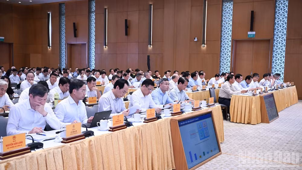 Các đồng chí lãnh đạo, đại biểu tham dự phiên họp. (Ảnh: TRẦN HẢI)