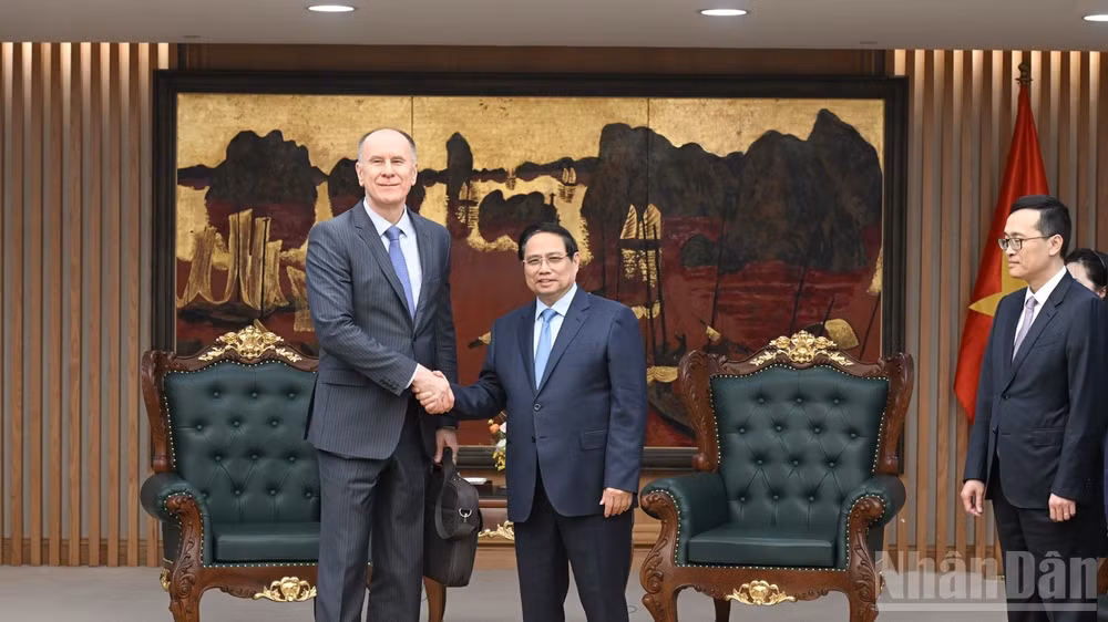 Thủ tướng Chính phủ Phạm Minh Chính và ông Martin Sommer, Trưởng đoàn Điều IV của IMF. (Ảnh: TRẦN HẢI)