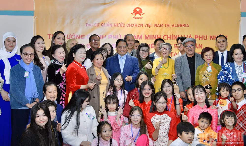 Thủ tướng Phạm Minh Chính và Phu nhân với bà con cộng đồng người Việt Nam tại Algeria. (Ảnh: Thanh Giang)