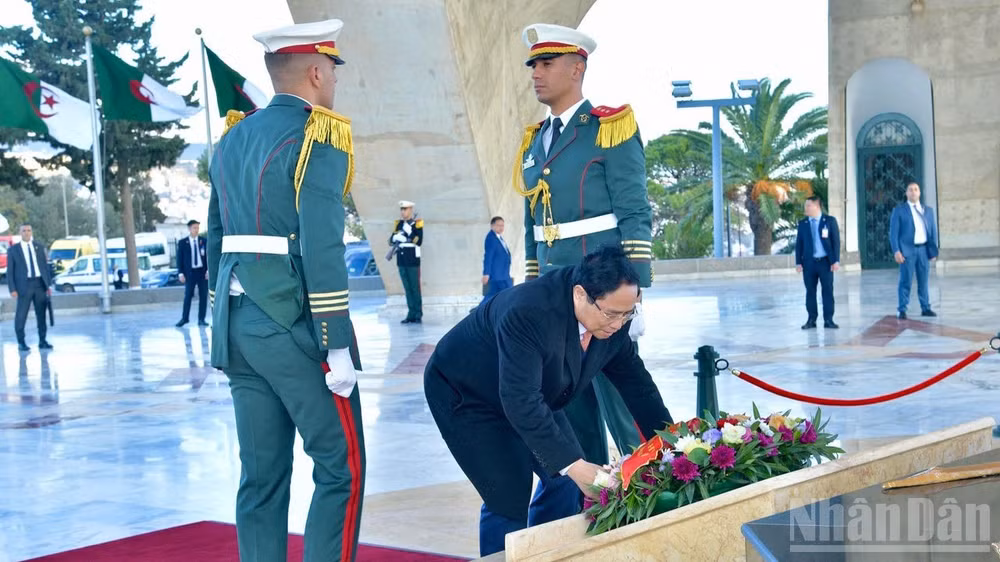 Thủ tướng Phạm Minh Chính chỉnh hoa để kính viếng các Anh hùng liệt sĩ Algeria đã anh dũng hy sinh vì độc lập, tự do của đất nước. (Ảnh: THANH GIANG)