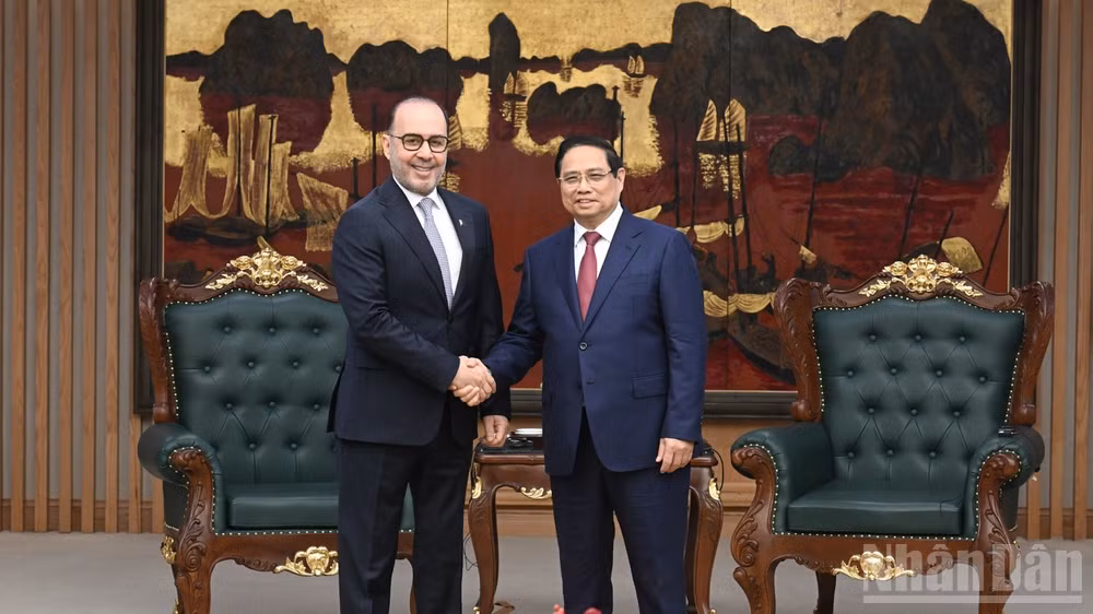 Thủ tướng Phạm Minh Chính và Đại sứ Nhà nước Qatar tại Việt Nam Khalid Ali Abdullah Abel. (Ảnh: TRẦN HẢI)