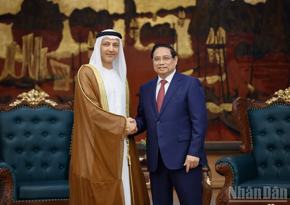 Thủ tướng Chính phủ Phạm Minh Chính và Đại sứ UAE tại Việt Nam Bader Abdullah Almatrooshi. (Ảnh: Trần Hải)