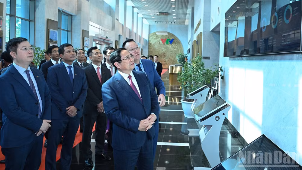 Thủ tướng Phạm Minh Chính nghe giới thiệu về quá trình phát triển của Đài Truyền hình Việt Nam. (Ảnh TRẦN HẢI)