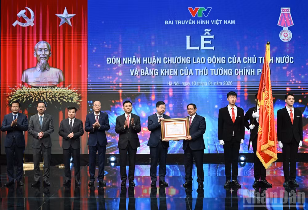 Thủ tướng Phạm Minh Chính trao Huân chương Lao động hạng Nhất tặng Đài Truyền hình Việt Nam. (Ảnh TRẦN HẢI)