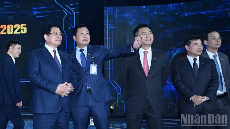 Thủ tướng Phạm Minh Chính thăm trường quay mới của Đài Truyền hình Việt Nam. (Ảnh TRẦN HẢI)
