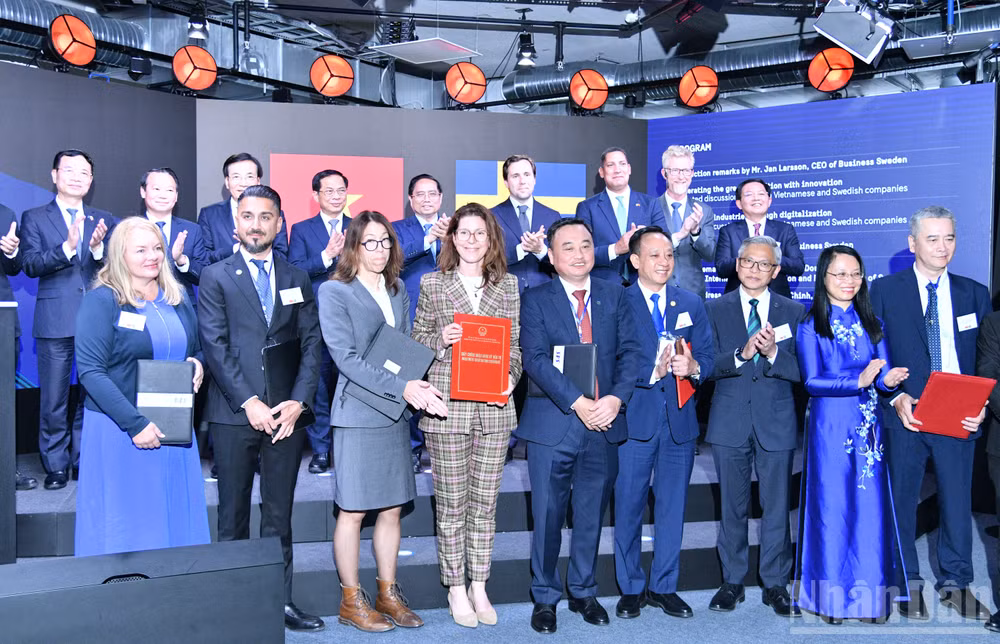 Thủ tướng Phạm Minh Chính, quan chức Thuỵ Điển cùng các tập đoàn, doanh nghiệp hai nước trao thoả thuận hợp tác tại Diễn đàn. (Ảnh: THANH GIANG)
