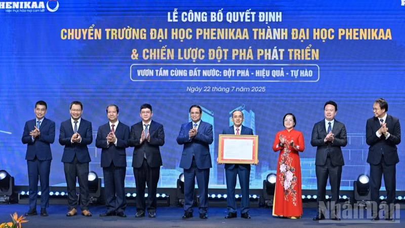 Thủ tướng Phạm Minh Chính chúc mừng Đại học Phenikaa đón nhận Quyết định của Thủ tướng Chính phủ. (Ảnh: TRẦN HẢI)