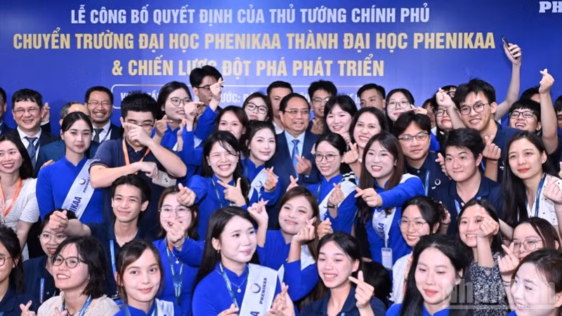 Thủ tướng Phạm Minh Chính và các sinh viên Đại học Phenikaa. (Ảnh: TRẦN HẢI)