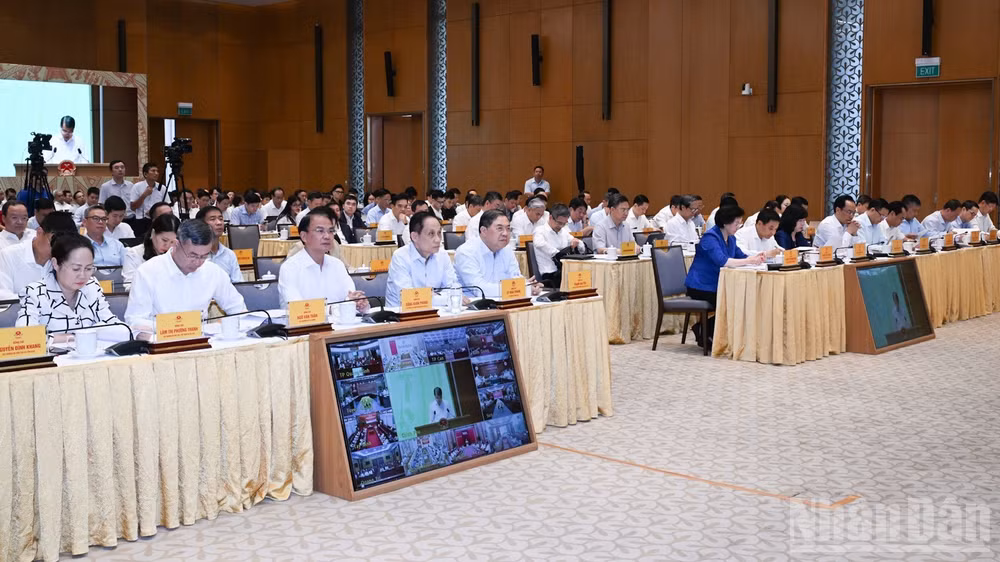 Các đồng chí lãnh đạo, đại biểu tham dự hội nghị. (Ảnh: TRẦN HẢI)