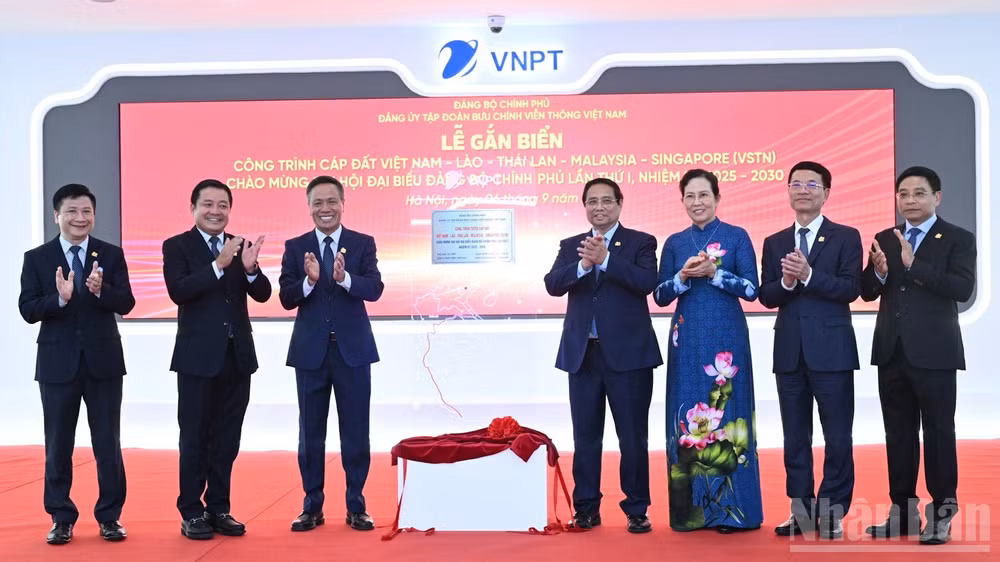 Thủ tướng Phạm Minh Chính và các đồng chí lãnh đạo thực hiện nghi thức gắn biển Công trình cáp đất Việt Nam-Lào-Thái Lan-Malaysia-Singapore (VSTN) chào mừng Đại hội Đại biểu Đảng bộ Chính phủ lần thứ I, nhiệm kỳ 2025-2030. (Ảnh: TRẦN HẢI).