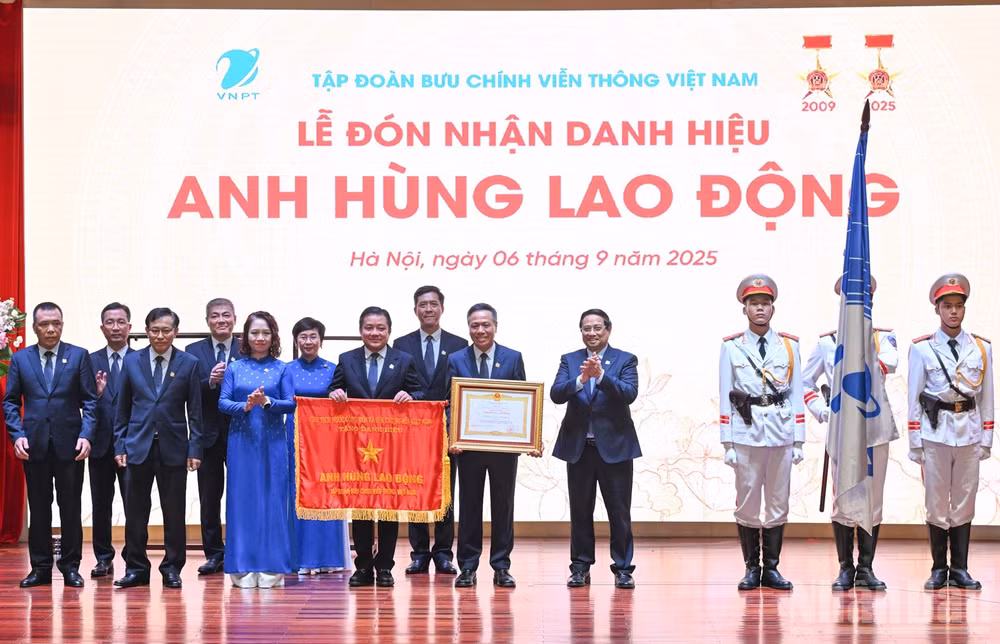 Thủ tướng Chính phủ Phạm Minh Chính trao danh hiệu Anh hùng Lao động tặng Tập đoàn VNPT. (Ảnh: TRẦN HẢI). 