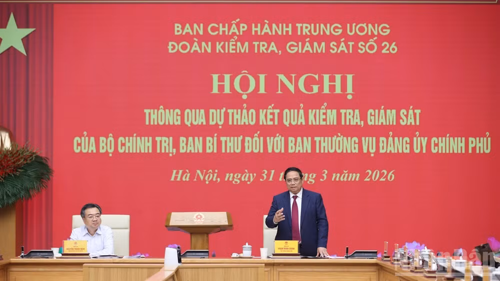Thủ tướng Phạm Minh Chính đề nghị Đoàn kiểm tra, giám sát tiếp tục phối hợp chặt chẽ với Ban Thường vụ Đảng ủy Chính phủ bổ sung nội dung, cập nhật số liệu, hoàn thiện các báo cáo. (Ảnh: Trần Hải)