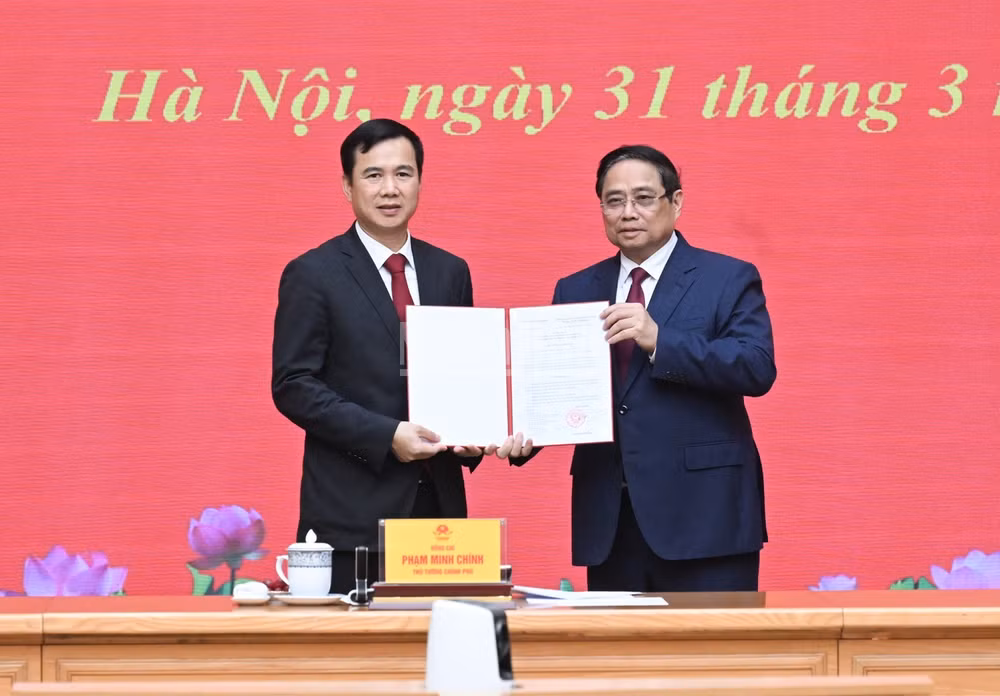 Thủ tướng Chính phủ Phạm Minh Chính trao Quyết định bổ nhiệm Giám đốc Đại học Quốc gia Hà Nội cho đồng chí Bùi Thế Duy. (Ảnh: TRẦN HẢI)